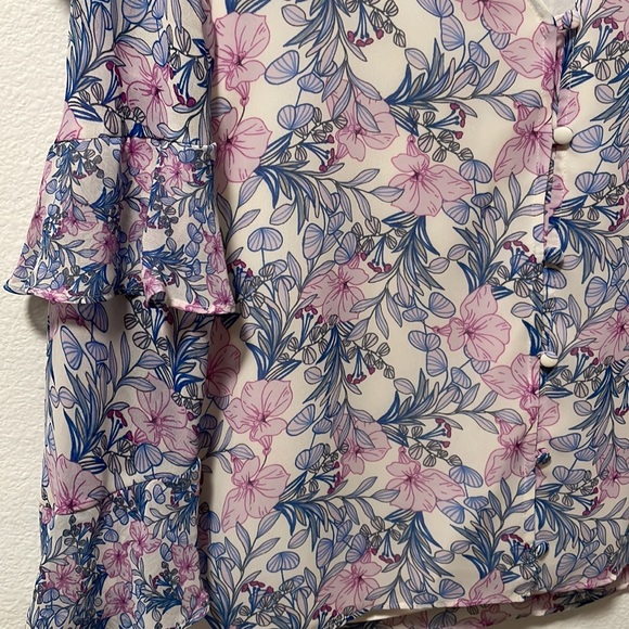 A Stunning Floral Vince Camuto Blouse! - Picture 4 of 8